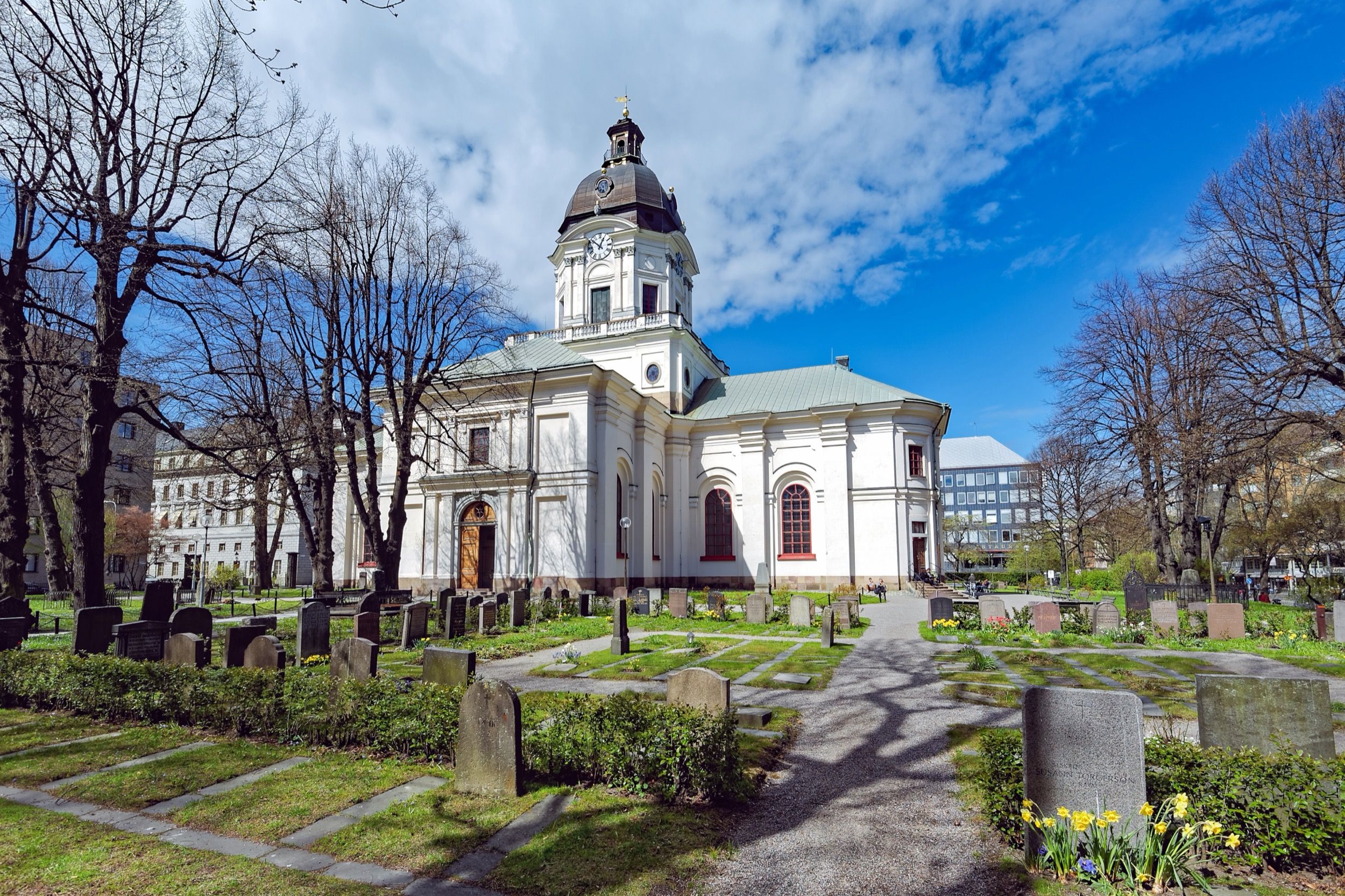 Die Adolf Fredriks kyrka mit ihrer charakteristischen Kuppel und angrenzendem Friedhof im Herzen Stockholms.