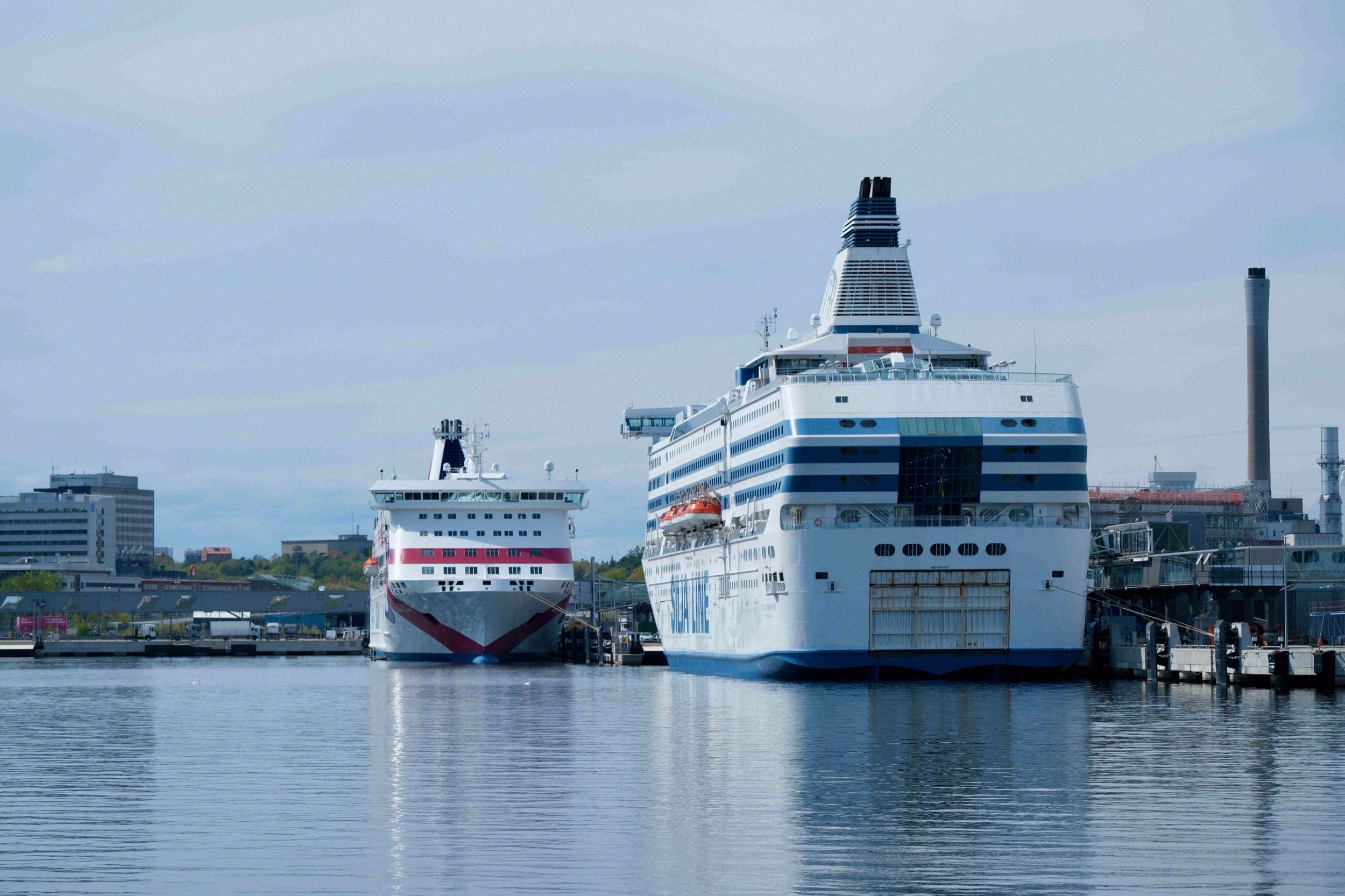 Zwei große Ostseefähren — Tallink Silja Line und Viking Line — liegen im Fährhafen Värtahamnen an.