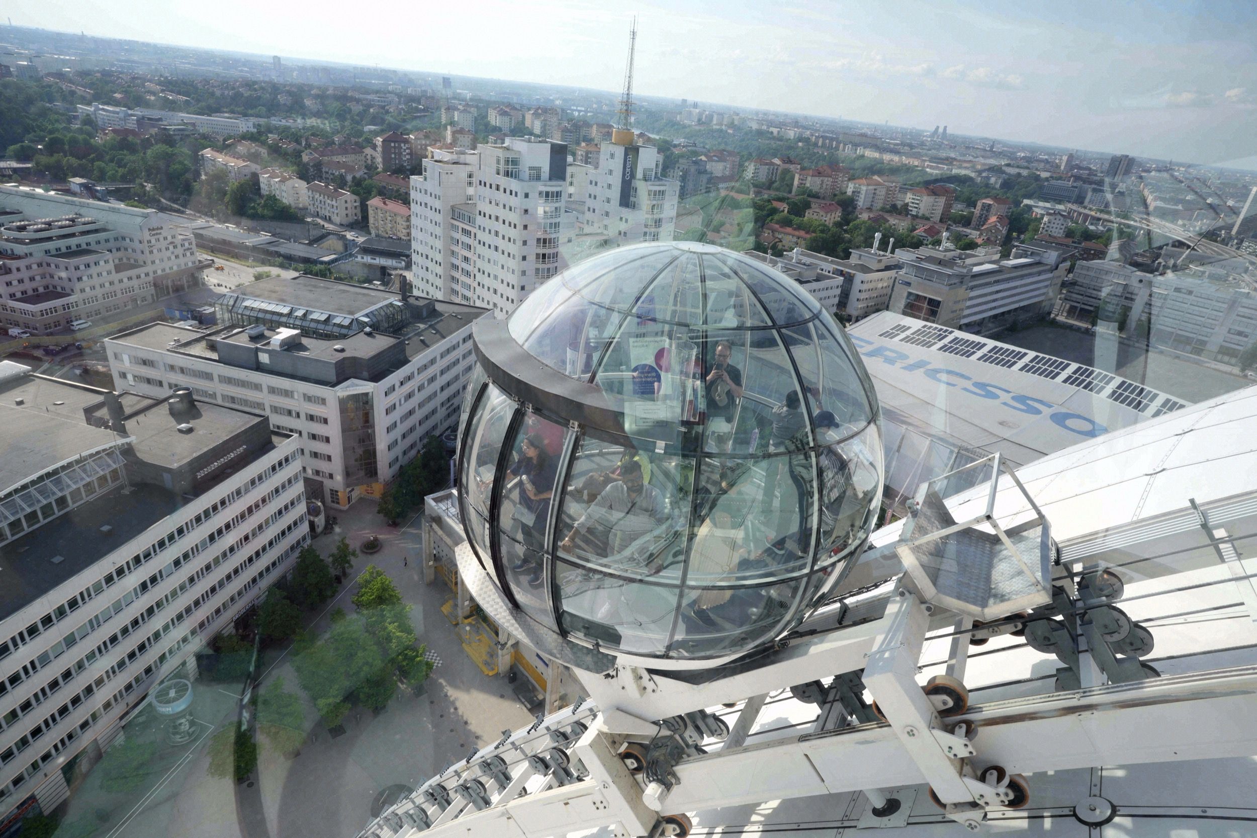 Blick aus einer SkyView-Glasgondel an der Avicii Arena (Ericsson Globe) über Stockholm-Johanneshov.