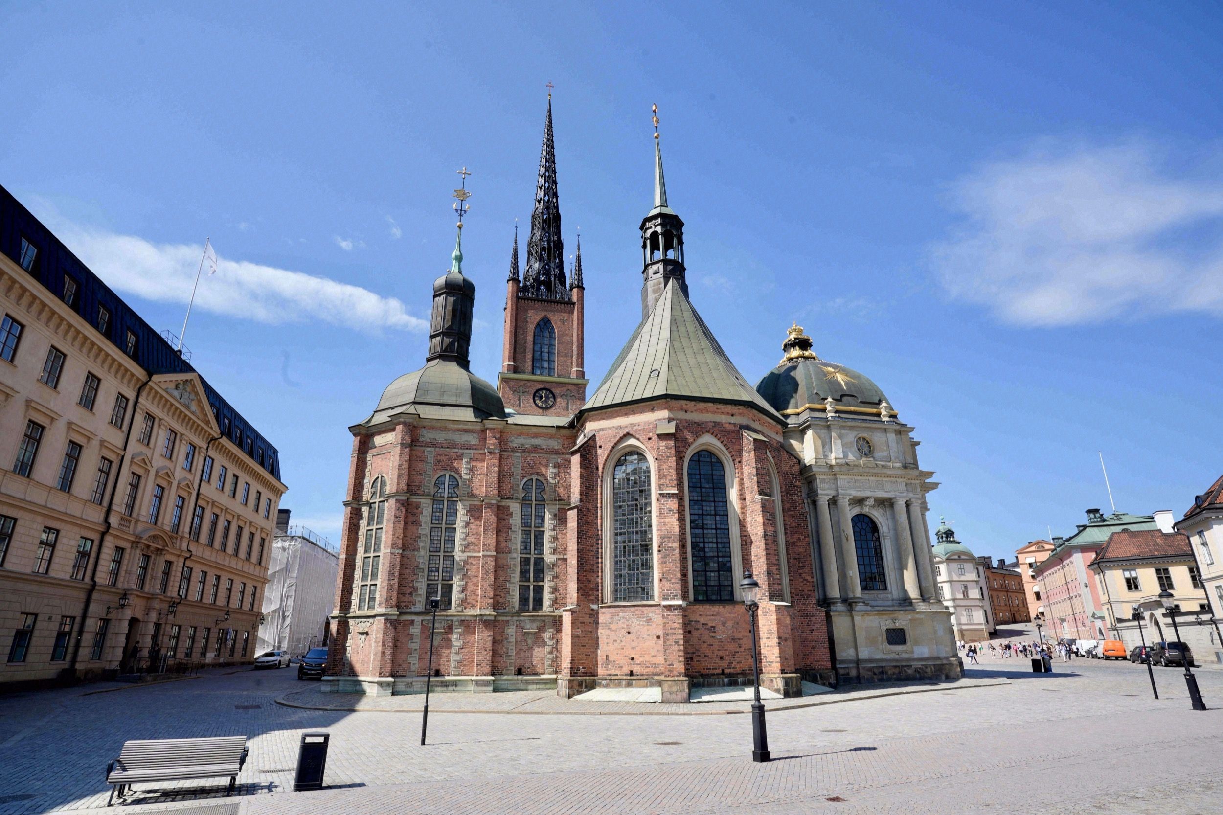 Außenansicht der Riddarholmskyrkan auf Riddarholmen mit dem markanten neugotischen Gusseisen-Spitzturm und den barocken Anbauten.