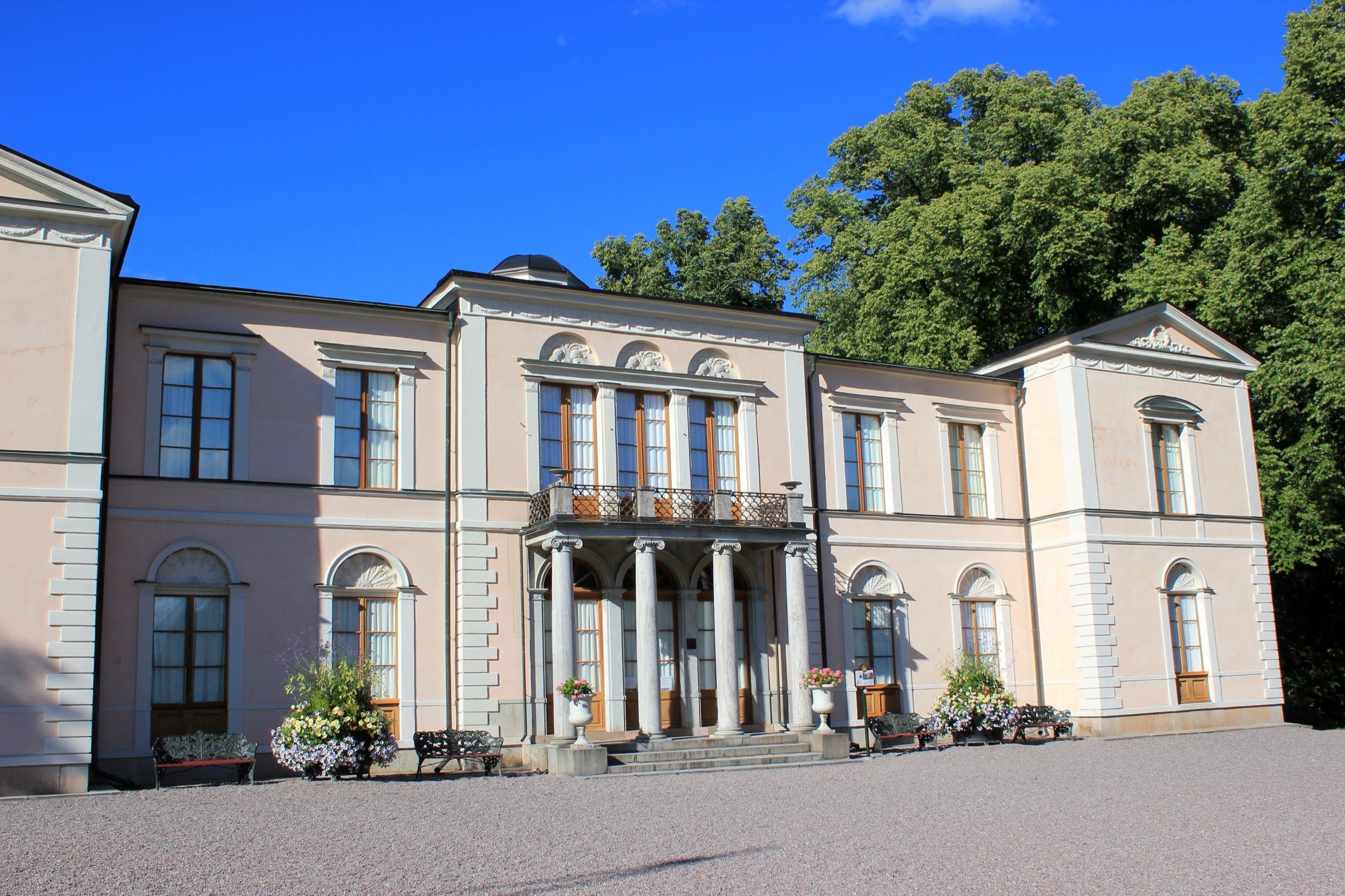 Das klassizistische Schloss Rosendal auf Djurgården mit charakteristischer heller Fassade und Säulen.