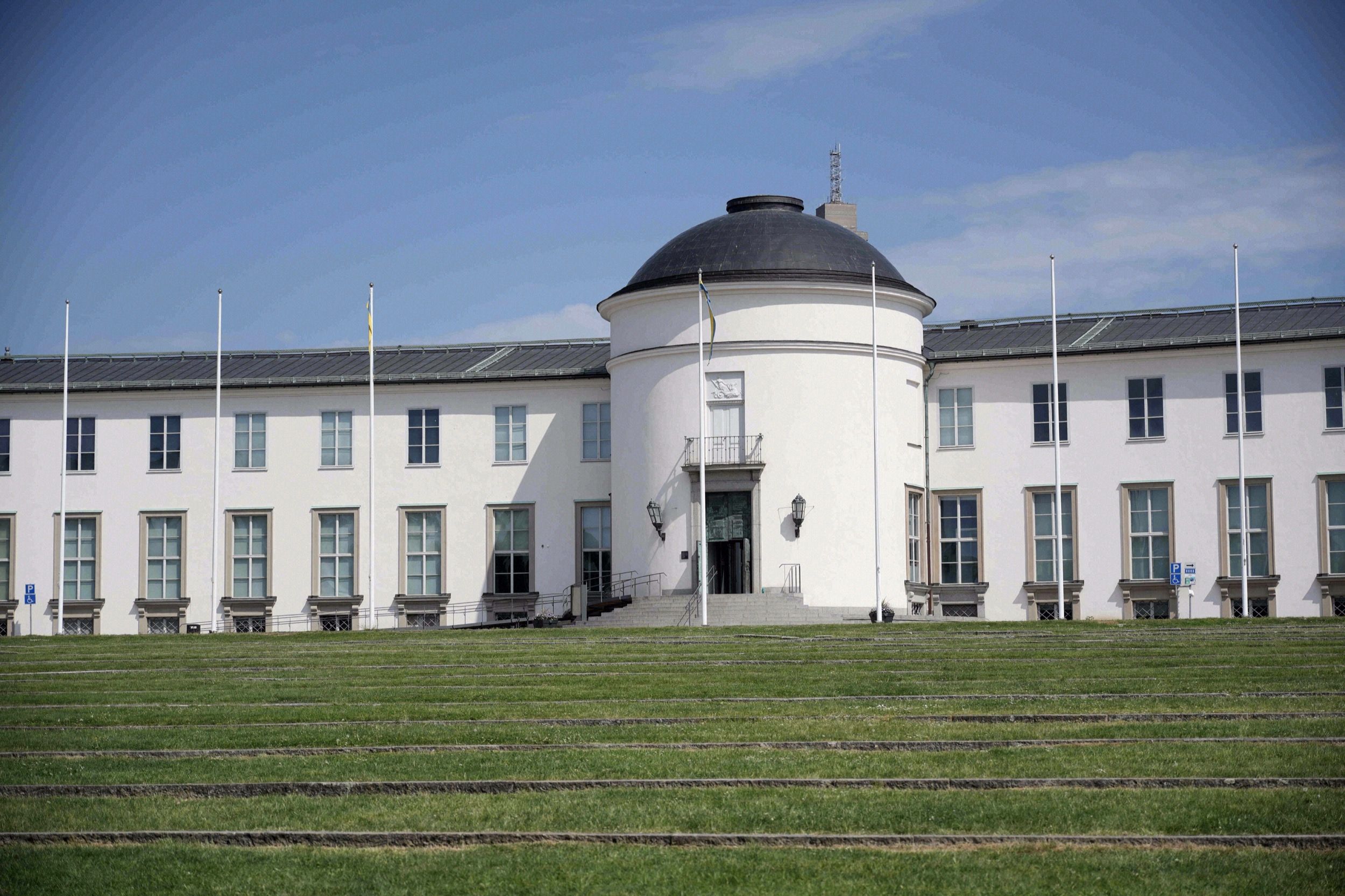 Frontansicht des Sjöhistoriska museet (Maritimes Museum) mit seiner charakteristischen weißen Fassade, schwarzer Kuppel und Fahnenmasten.
