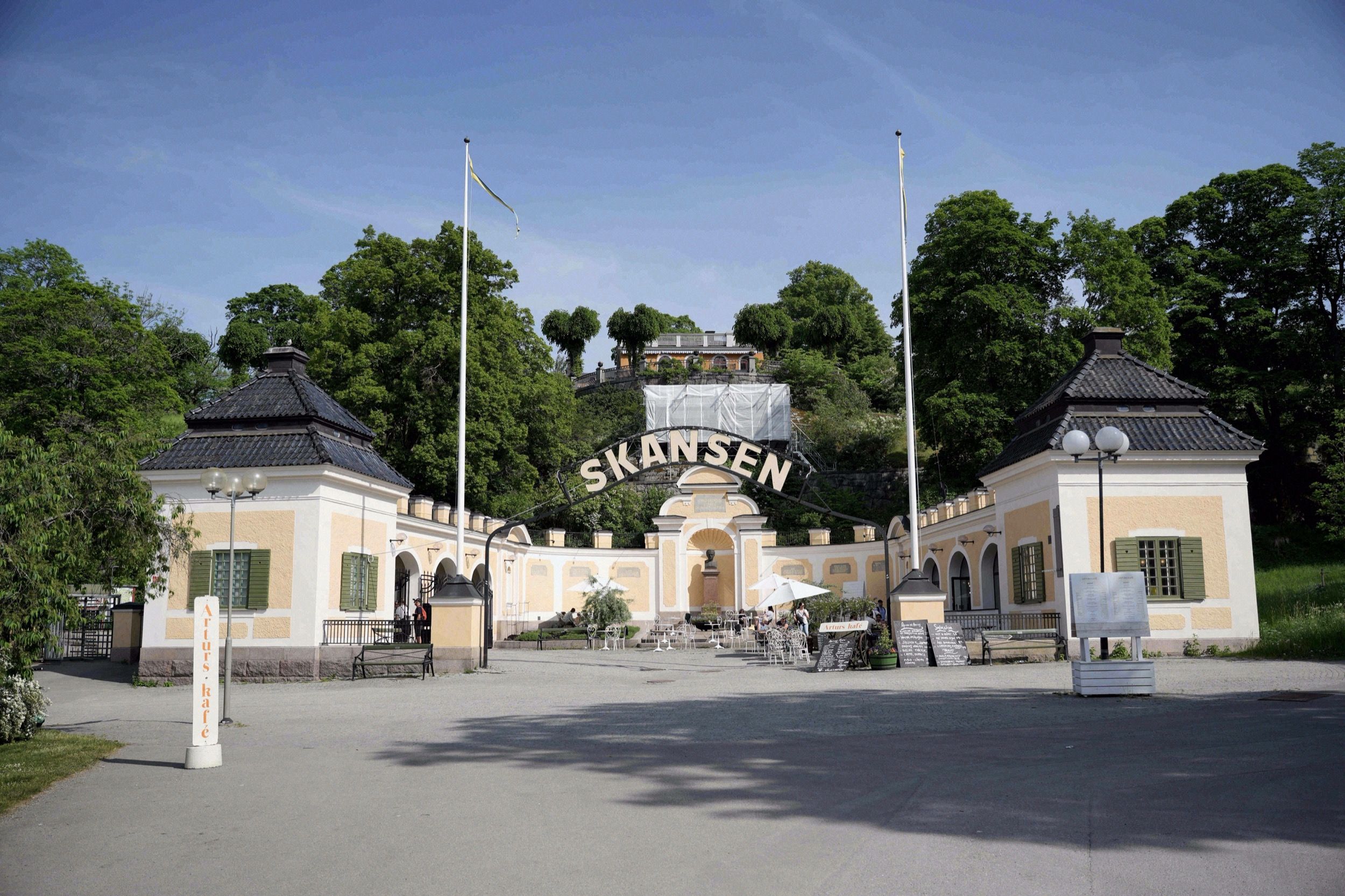 Der historische Haupteingang des Freilichtmuseums Skansen auf Djurgården mit dem charakteristischen Schriftzug über dem Tor.