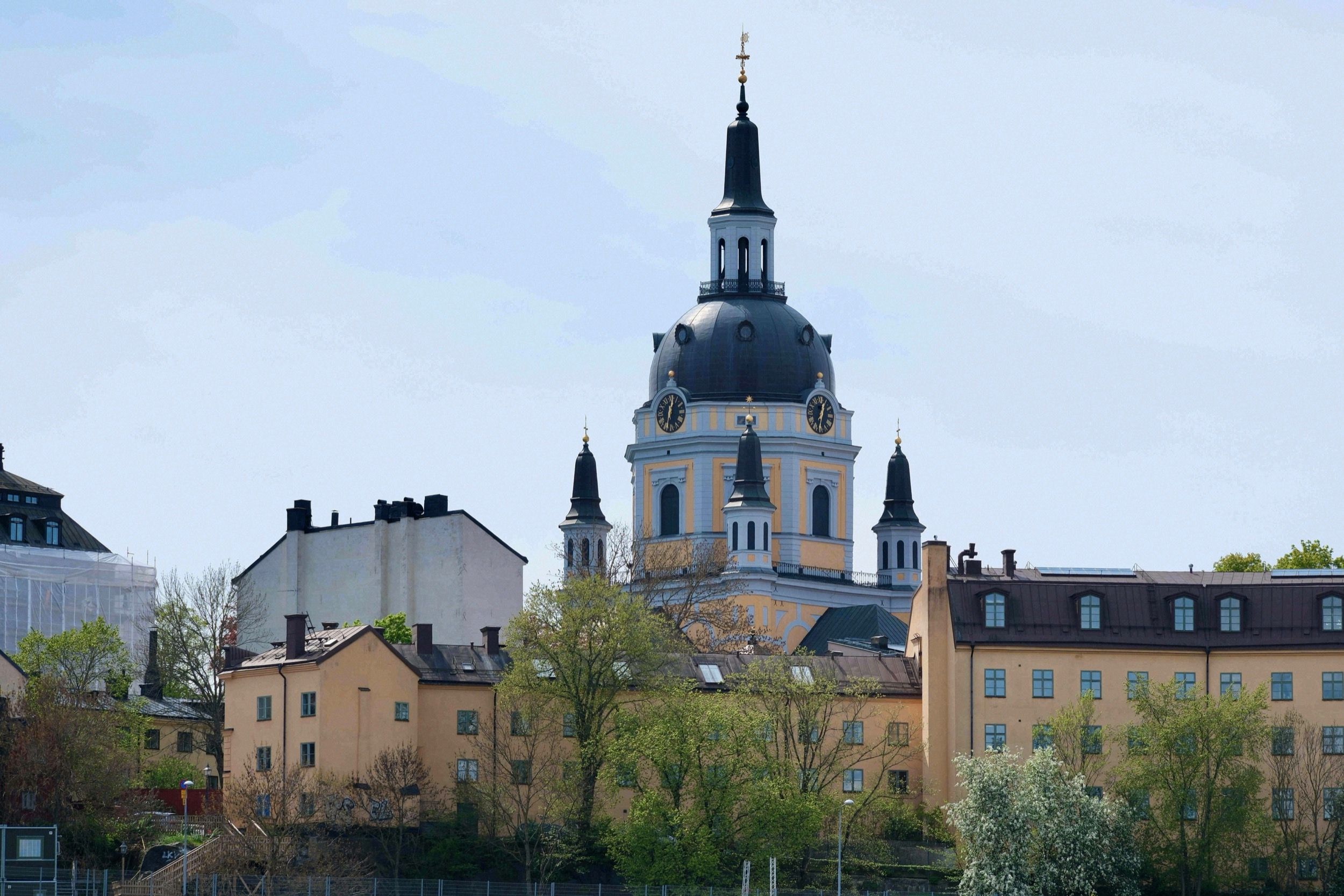 Die charakteristische Kuppel und der Turm der Katarina kyrka auf Södermalm überragen die umliegenden Wohnhäuser.
