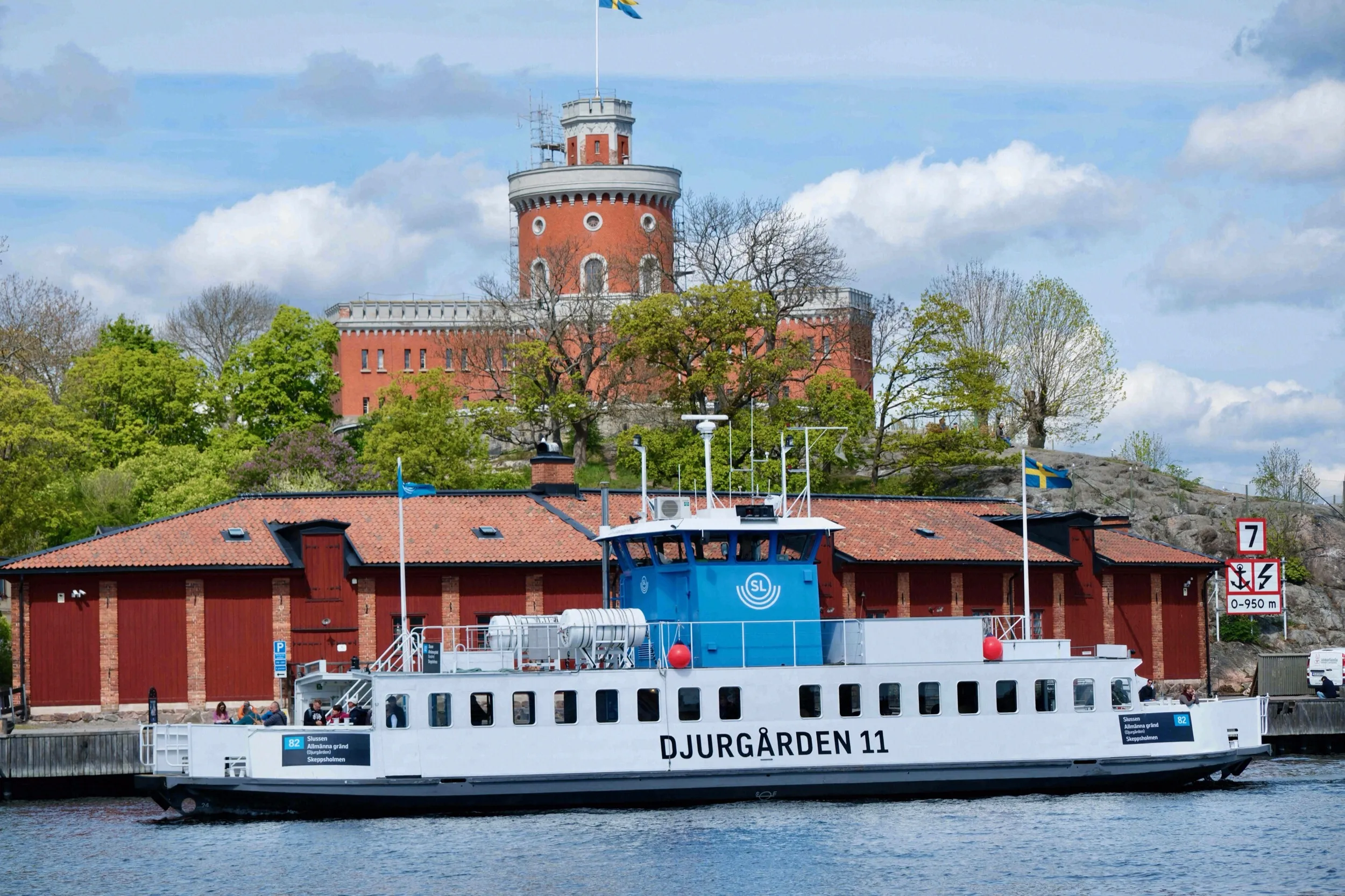 Die Djurgårdsfähre legt am Anleger an, dahinter das Kastellet auf Kastellholmen