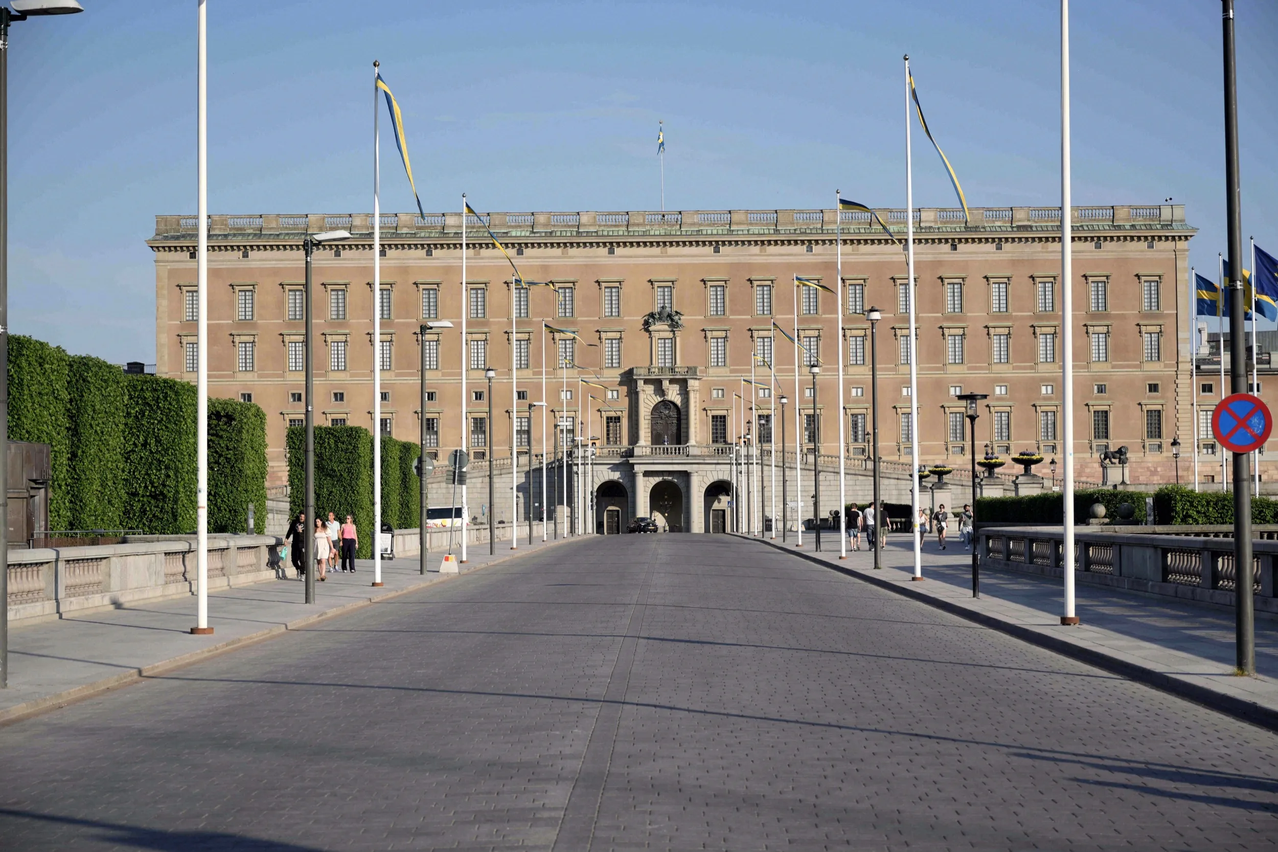 Blick von der Norrbro auf die Nordfassade des Königsschlosses mit schwedischen Fahnen