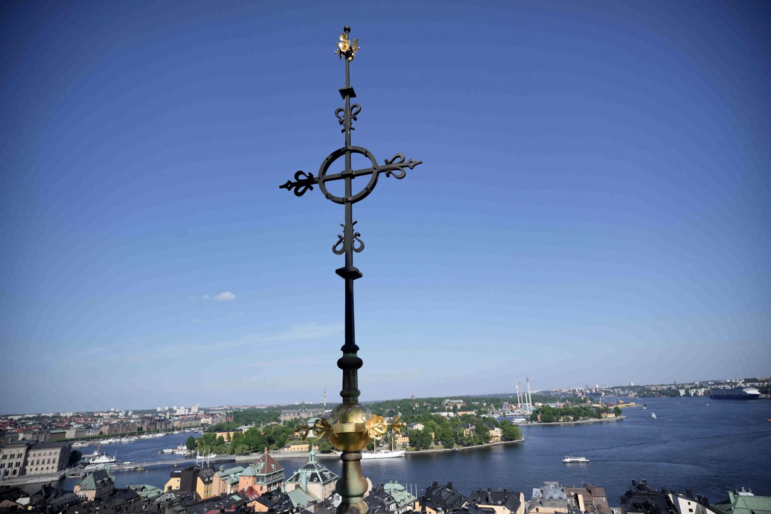 Das schmiedeeiserne Turmkreuz der Tyska kyrkan mit weitem Blick über Gamla Stan