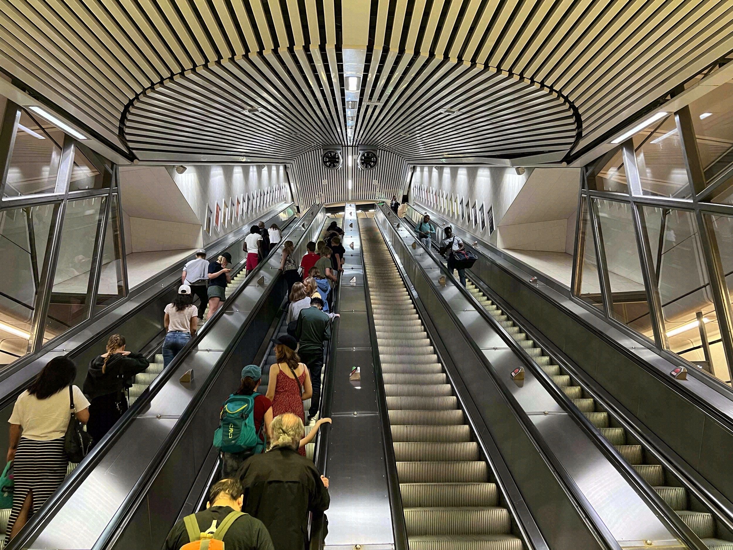 Rolltreppe in einer Stockholmer Tunnelbana-Station mit charakteristischem gestreiftem Gewölbe.