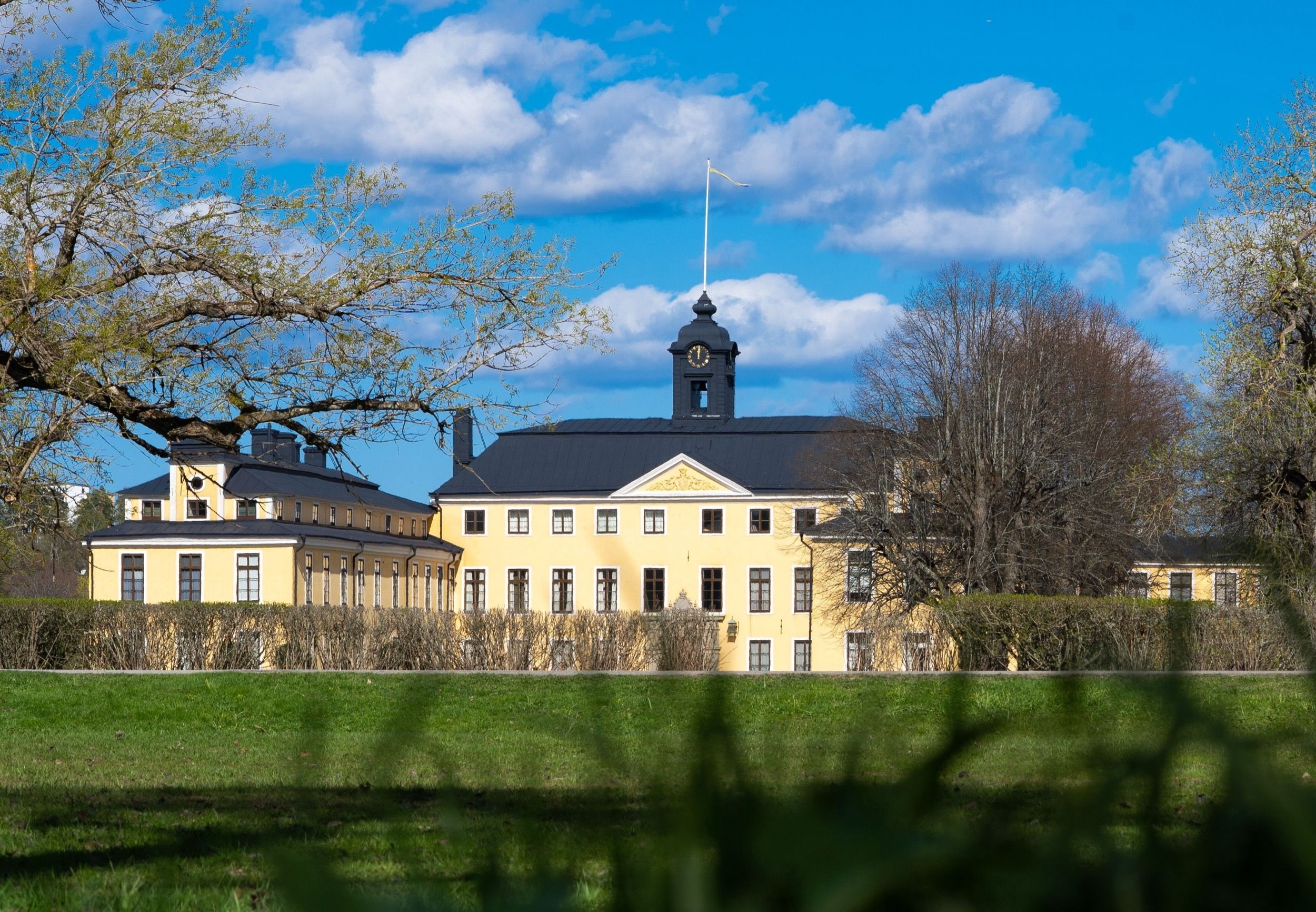 Das königliche Schloss Ulriksdal mit gelbem Anstrich und umgebender Parkanlage im nördlichen Großraum Stockholm.