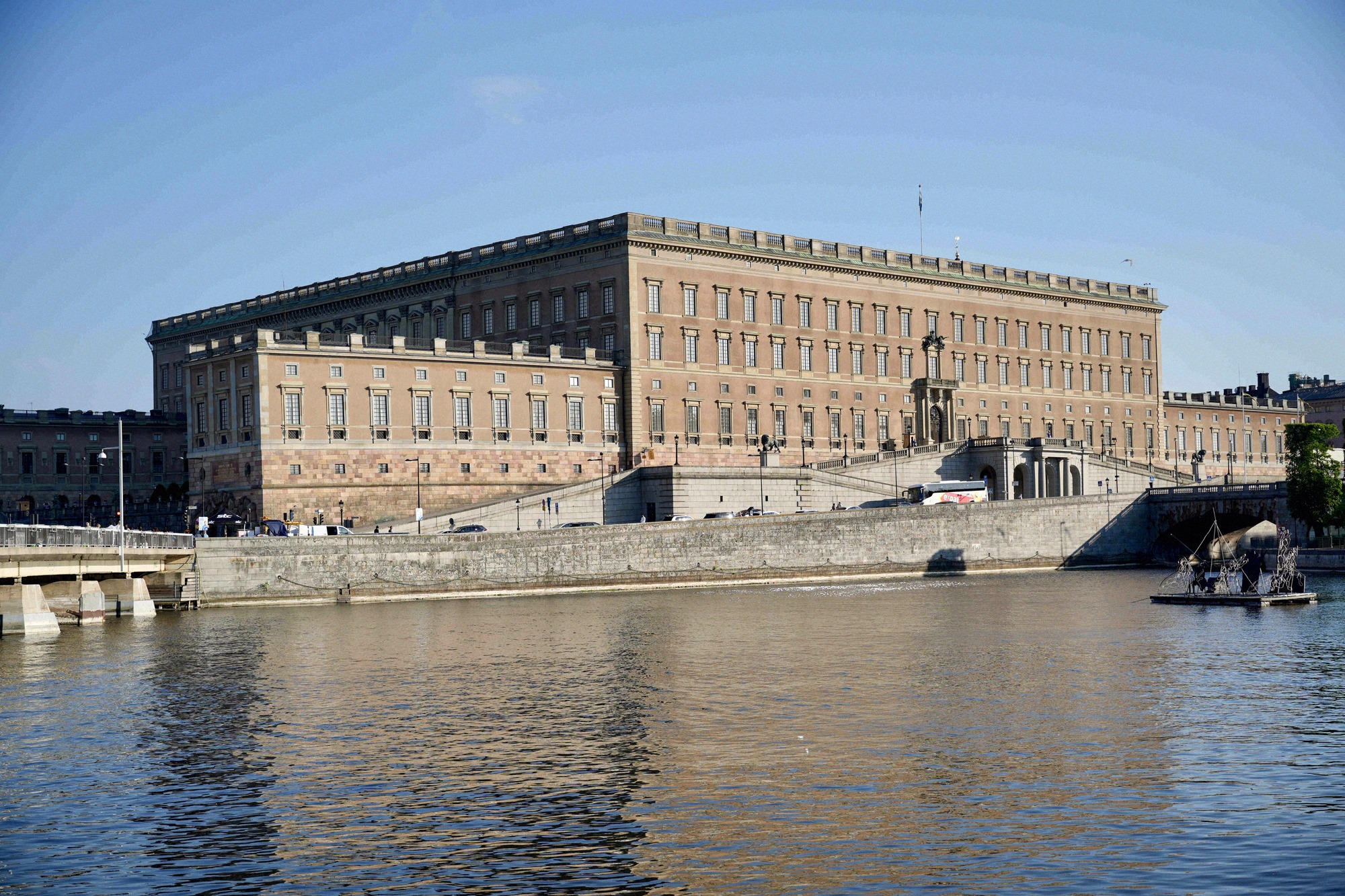 Das Kungliga slottet vom Strömmen aus gesehen – die gesamte Ostfassade des Schlosses mit Treppenanlage spiegelt sich im Wasser.