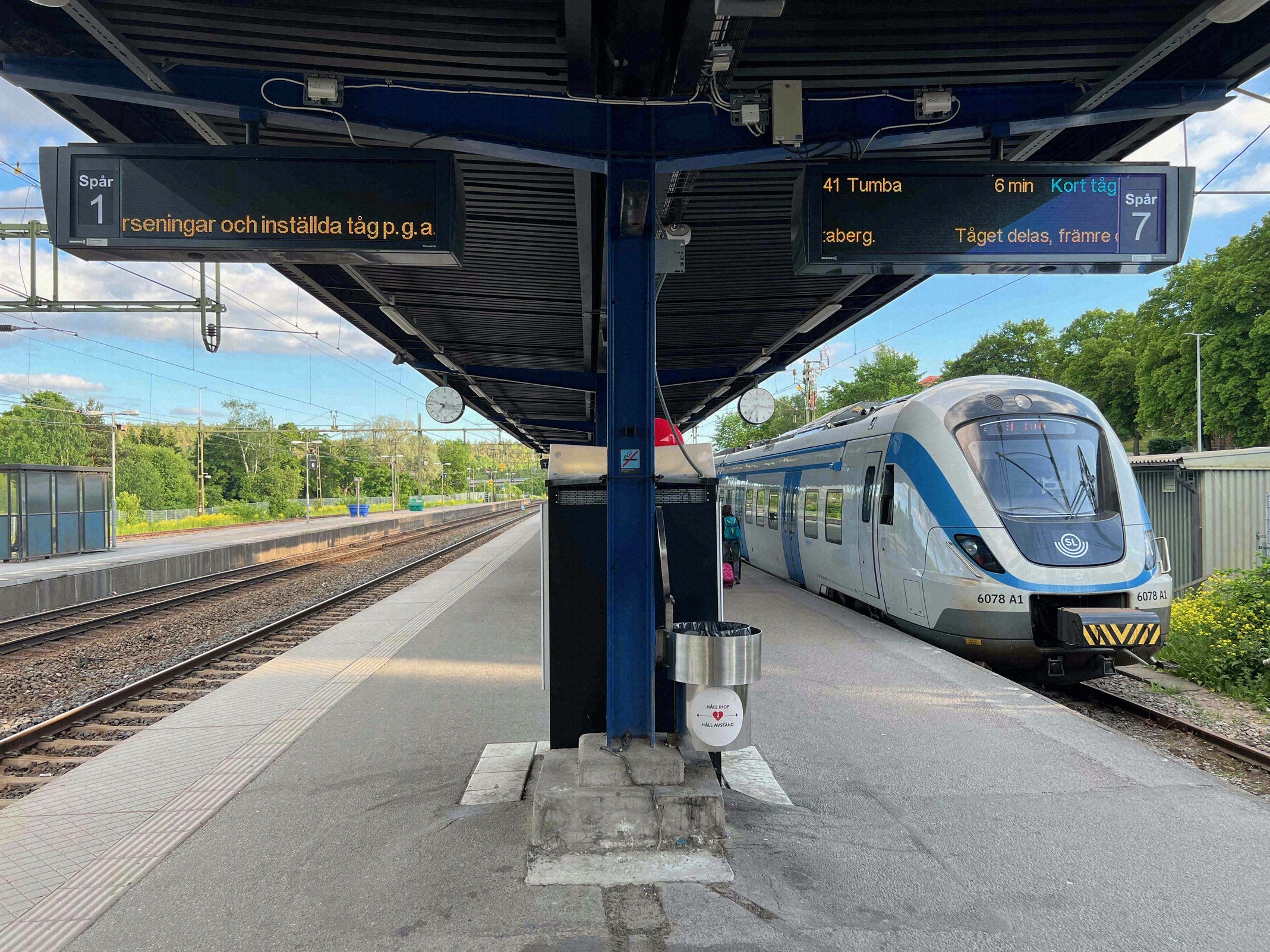 SL Pendeltåg at Märsta station, the interchange point for the cheapest train connection. SL Pendeltåg train at Märsta station platform