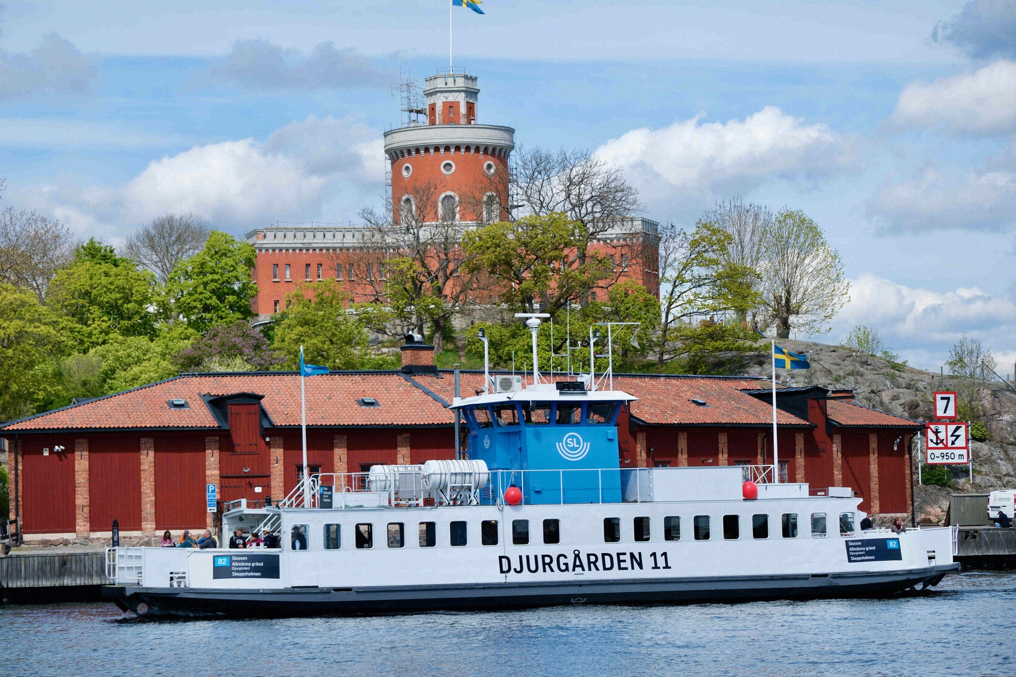The Djurgården ferry at the jetty, with Kastellet on Kastellholmen behind it. The Djurgården ferry docking, with Kastellet on Kastellholmen behind it