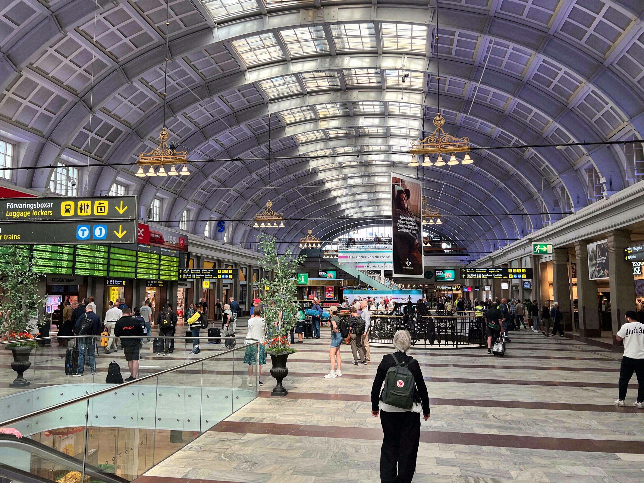 The concourse of Stockholm Central Station with its glass-vaulted roof. Die große Bahnhofshalle der Stockholm Centralstation mit Glasgewölbedach