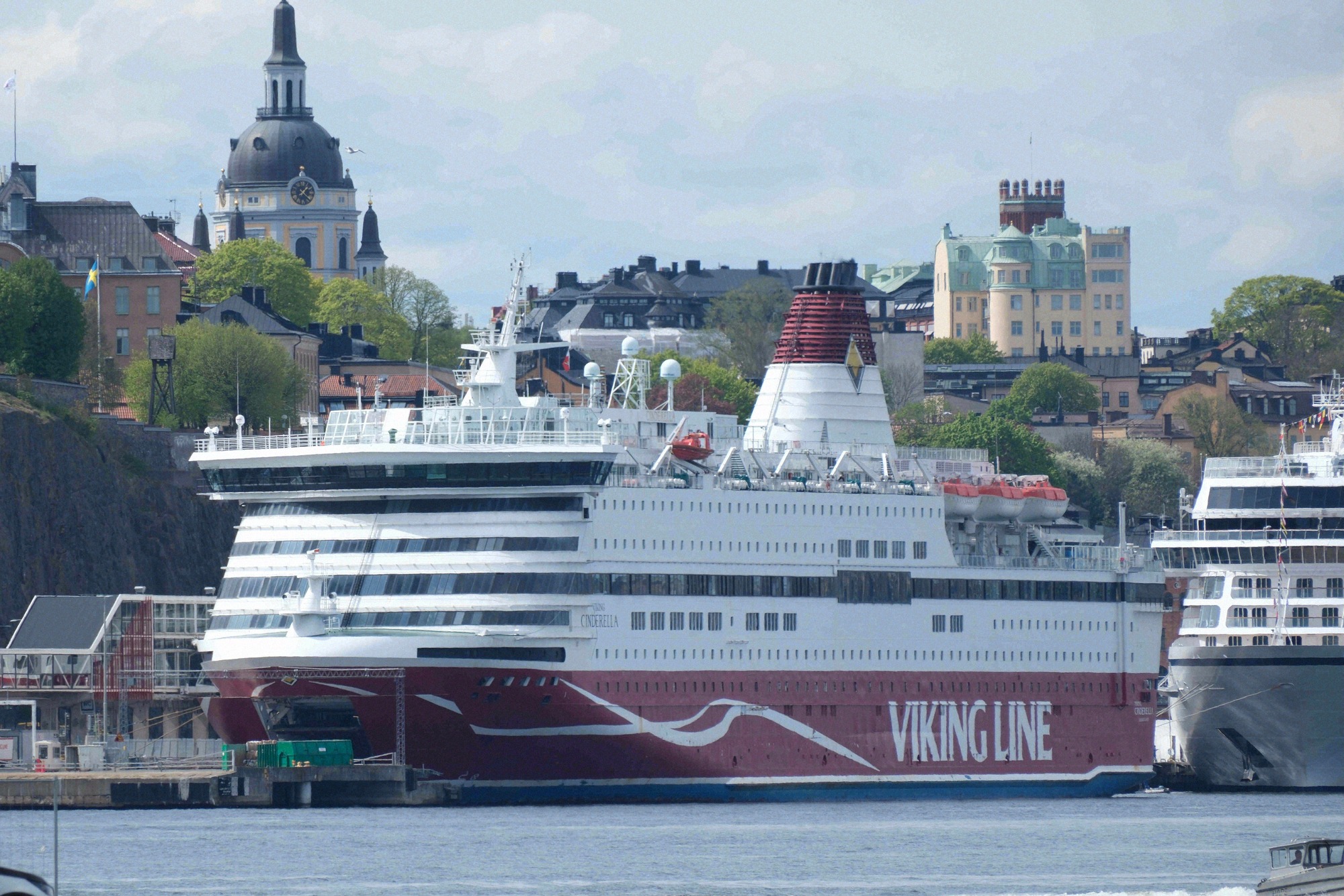 Die Viking Line Fähre Cinderella im Stockholmer Hafen vor der Kuppel der Sofia kyrka